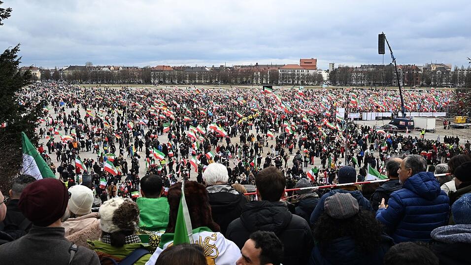 Bis zum Nachmittag z&auml;hlte die Polizei bereits 200.000 Teilnehmer auf der Iran-Demo auf der Theresienwiese.