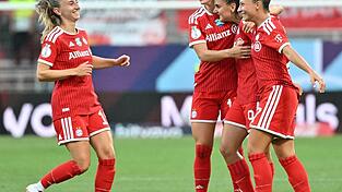 Jubel um Jovana Damnjanovic und Klara B&uuml;hl (r. und 3.v.r.) beim FC Bayern.