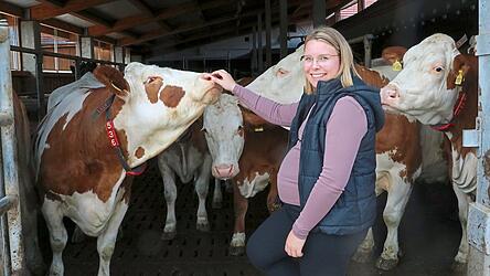 Stefanie Stahl mit ihren Kühen: Jede ist nicht nur eine Nummer, sondern hat auch einen Namen. Stefanie Stahl mit ihren Kühen: Jede ist nicht nur eine Nummer, sondern hat auch einen Namen.