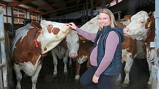 Stefanie Stahl mit ihren K&uuml;hen: Jede ist nicht nur eine Nummer, sondern hat auch einen Namen.