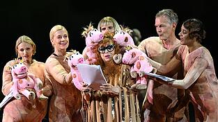Ab September ist die Koproduktion am Wiener Burgtheater zu sehen. Ab September ist die Koproduktion am Wiener Burgtheater zu sehen.