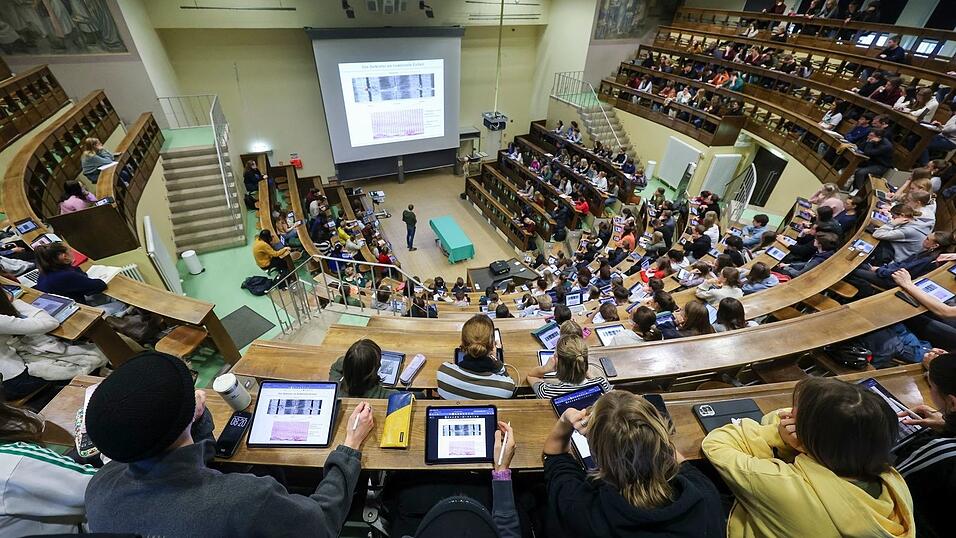 An deutschen Universitäten sind viele ausländische Studierende eingeschrieben. An deutschen Universitäten sind viele ausländische Studierende eingeschrieben.