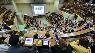 An deutschen Universitäten sind viele ausländische Studierende eingeschrieben. An deutschen Universitäten sind viele ausländische Studierende eingeschrieben.