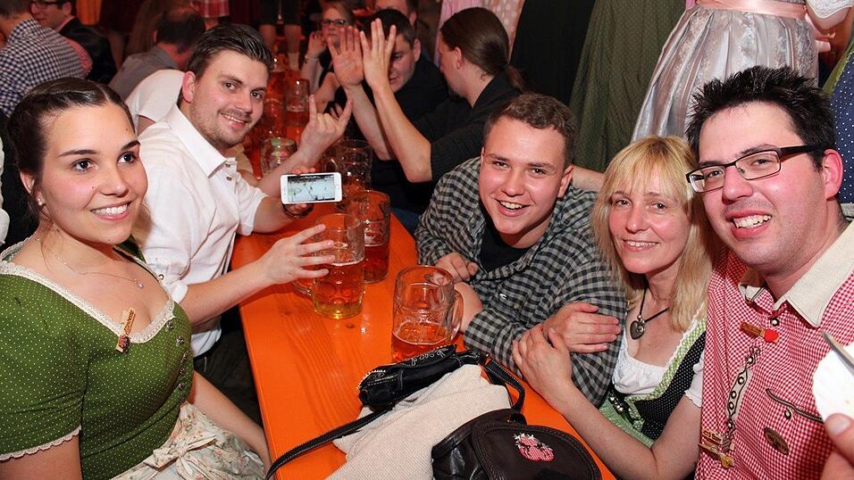 Die Fr&uuml;hjahrsdult 2017 in Landshut neigt sich dem Ende entgegen. Grund genug, noch einmal richtig in den Bierzelten zu feiern - abgerundet vom traditionellen Feuerwerk.