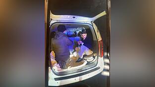 Fahnder konnten im Gemeindebereich Aicha vorm Wald einen 37-Jährigen verhaften, der mehrere Personen nach Deutschland schleusen wollte. Fahnder konnten im Gemeindebereich Aicha vorm Wald einen 37-Jährigen verhaften, der mehrere Personen nach Deutschland schleusen wollte.