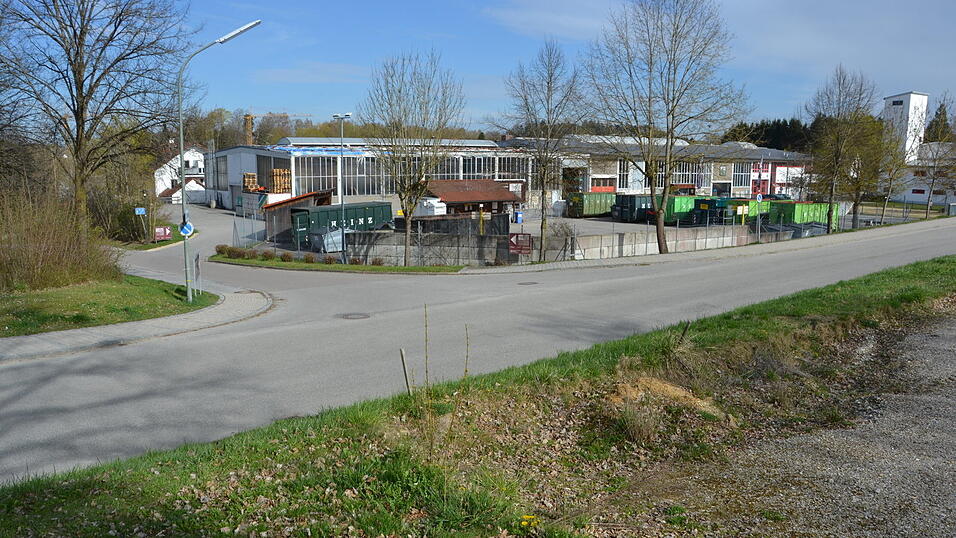 Kanalbauarbeiten zur Erschließung des neuen TSV-Sportheims starten am Montag nächster Woche an der Hochfeldstraße/Ecke Michael-Achatz-Straße. Das Teilstück muss deswegen für drei bis vier Tage komplett gesperrt werden. Kanalbauarbeiten zur Erschließung des neuen TSV-Sportheims starten am Montag nächster Woche an der Hochfeldstraße/Ecke Michael-Achatz-Straße. Das Teilstück muss deswegen für drei bis vier Tage komplett gesperrt werden.