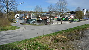 Kanalbauarbeiten zur Erschließung des neuen TSV-Sportheims starten am Montag nächster Woche an der Hochfeldstraße/Ecke Michael-Achatz-Straße. Das Teilstück muss deswegen für drei bis vier Tage komplett gesperrt werden. Kanalbauarbeiten zur Erschließung des neuen TSV-Sportheims starten am Montag nächster Woche an der Hochfeldstraße/Ecke Michael-Achatz-Straße. Das Teilstück muss deswegen für drei bis vier Tage komplett gesperrt werden.