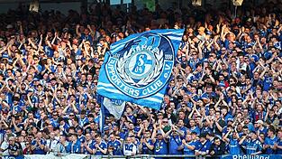 Schalke-Fans bei einem Fußballspiel - gut möglich, dass auch einige von ihnen schalke04 als Passwort auserkoren haben. Schalke-Fans bei einem Fußballspiel - gut möglich, dass auch einige von ihnen schalke04 als Passwort auserkoren haben.