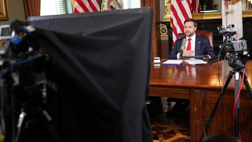 Im von Vance moderierten Podcast wurde Kirks Vermächtnis stark religiös gerahmt. Im von Vance moderierten Podcast wurde Kirks Vermächtnis stark religiös gerahmt.