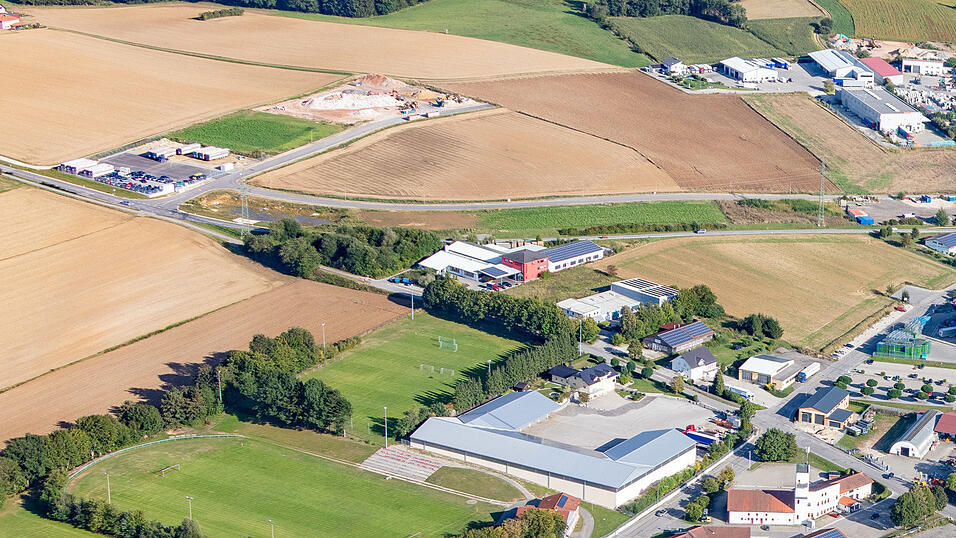 Dieses Luftbild stammt aus dem Jahr 2020. Darauf sind bereits Bagger und Schutthaufen auf dem Gel&auml;nde an der Siemensstra&szlig;e zu sehen.