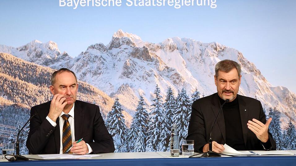 Der von CSU-Chef S&ouml;der (rechts) ausgehandelte Kompromiss zum Spritpreis geht Bayerns Wirtschaftsminister Aiwanger nicht weit genug. (Archivbild)