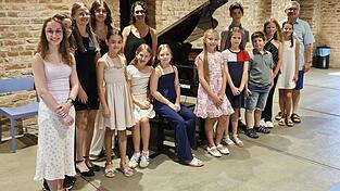Alle Mitwirkenden des Vorspiels gemeinsam mit Klavierlehrerin Carolina Reséndiz und Musikschulleiter Heinrich Troiber. Alle Mitwirkenden des Vorspiels gemeinsam mit Klavierlehrerin Carolina Reséndiz und Musikschulleiter Heinrich Troiber.