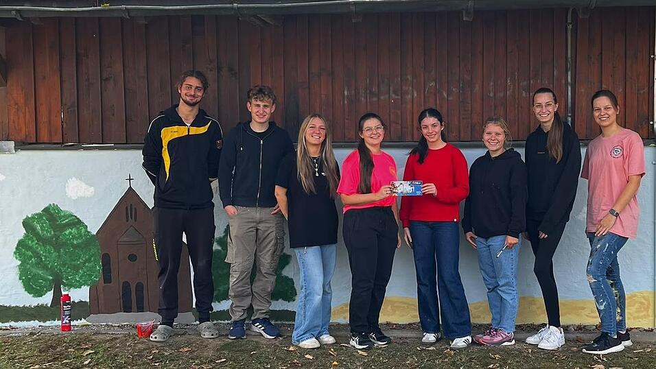 Luitpold Dengler (v.l.), Lennox Lehner, Gemeindejugendpflegerin Julia Schreieder, Alexandra und Marlene (die Gewinnerinnen), Charlotte Seidl, Lisa-Marie Reitberger, Leonie Fischer die beiden Gewinnerinnen haben einen Bayernpark Gutschein &uuml;berreicht bekommen