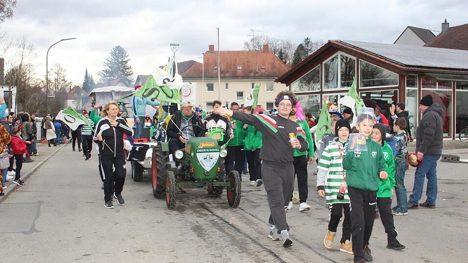 Viele Faschings-Fans haben sich am Samstag den Umzug in Langenbach angesehen. Viele Faschings-Fans haben sich am Samstag den Umzug in Langenbach angesehen.
