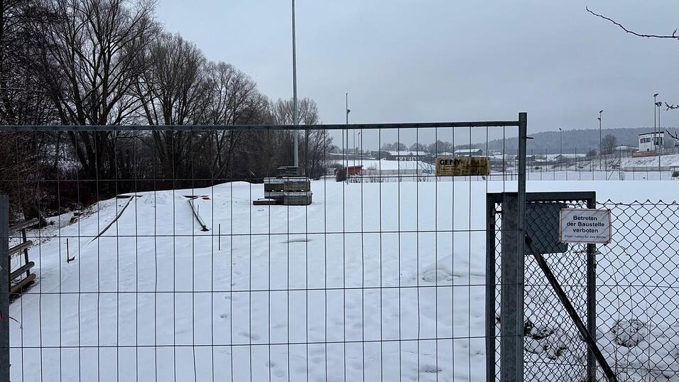 Im April soll die Sanierung des Sportplatzes am Quader fertig sein.