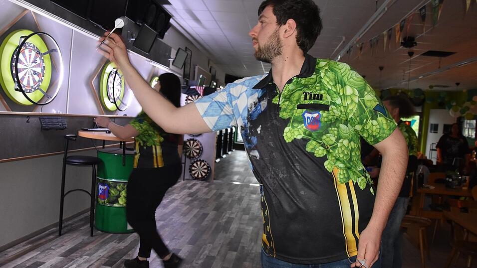 Tim Scholz bei einem Übungswurf. Seine Dart-Karriere fing mit Spielen in einer Dorfkneipe an, mittlerweile spielt er auch in England. Tim Scholz bei einem Übungswurf. Seine Dart-Karriere fing mit Spielen in einer Dorfkneipe an, mittlerweile spielt er auch in England.