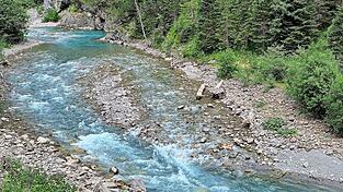 Zwischen Warth und Holzgau sucht sich der wilde Lech seinen Weg durch das Kiesbett.
