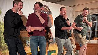 Pantomimisch zeigten &bdquo;Da Bobbe&ldquo; (r.) und drei Darsteller aus dem Publikum, was die &bdquo;Tante aus Amerika&ldquo; mitgebracht hatte.