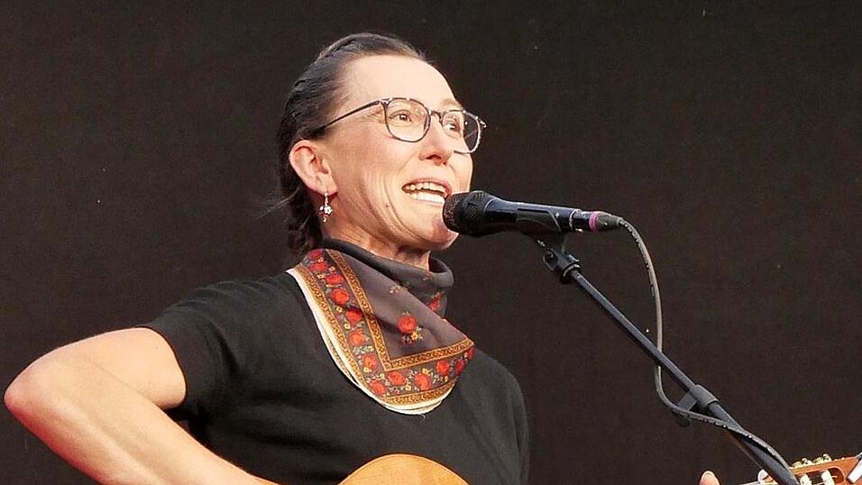 Ein Stuhl, eine Gitarre und ein Mikrofon - mehr Requisiten braucht Martina Schwarzmann nicht, die Worte wirken.