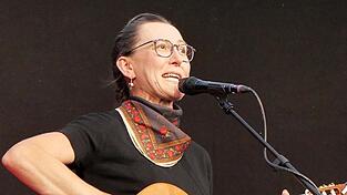 Ein Stuhl, eine Gitarre und ein Mikrofon - mehr Requisiten braucht Martina Schwarzmann nicht, die Worte wirken.