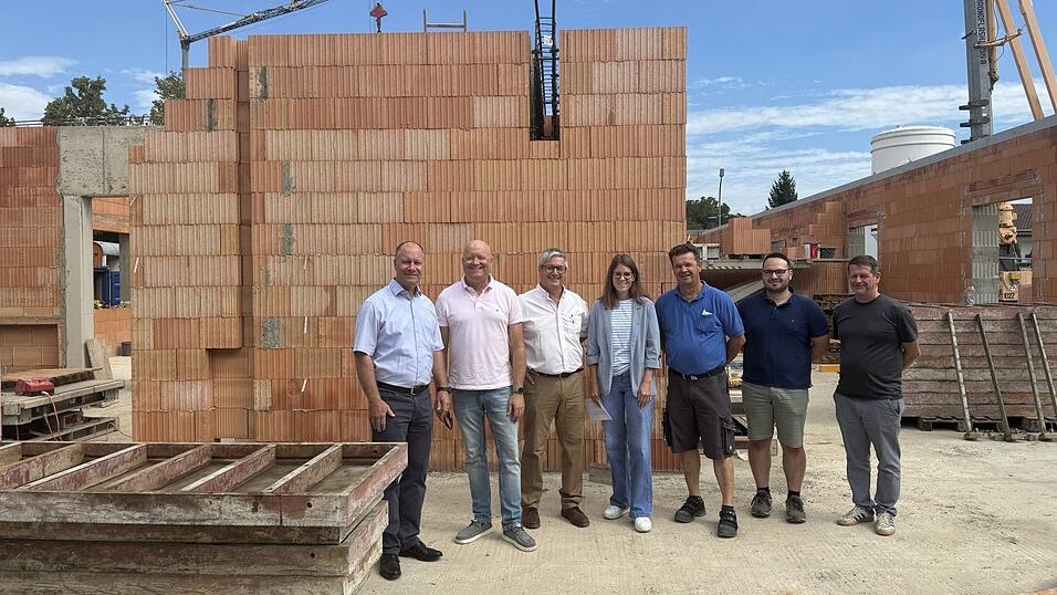Machten sich vor Ort ein Bild vom Baufortschritt (v.l.): (v.l.) Bürgermeister Thomas Etschmann, Planer Jochen Seidl, Planer Josef Krenn, Verena Sturm (Bauamt Osterhofen), Kurt Erndl (Firma Erndl Bau), Manuel Steinbeisser (Statikbüro Maidl) und Planer Andreas Ortner. Machten sich vor Ort ein Bild vom Baufortschritt (v.l.): (v.l.) Bürgermeister Thomas Etschmann, Planer Jochen Seidl, Planer Josef Krenn, Verena Sturm (Bauamt Osterhofen), Kurt Erndl (Firma Erndl Bau), Manuel Steinbeisser (Statikbüro Maidl) und Planer Andreas Ortner.