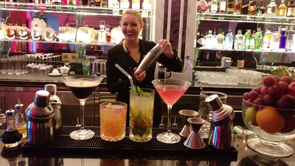 Die Straubingerin Lena Stangl im Hotel 'Waldorf Astoria Dubai'. Die Straubingerin Lena Stangl im Hotel 'Waldorf Astoria Dubai'.