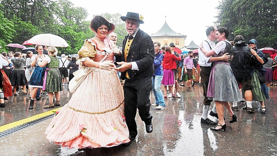 Seit 30 Jahren tanzen die Münchner wieder jedes Jahr im Juli beim Kocherlball am Chinesischen Turm. Seit 30 Jahren tanzen die Münchner wieder jedes Jahr im Juli beim Kocherlball am Chinesischen Turm.