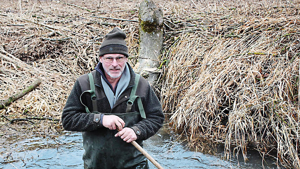 H&uuml;fttief steht Ludwig Zuhnhammer im kalten Winterwasser. Gew&ouml;hnungssache, wie er sagt.