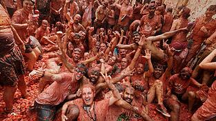 La «Tomatina» gilt als die größte Lebensmittelschlacht der Welt.