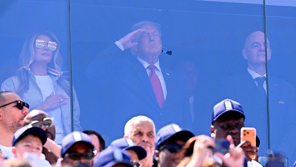 Donald Trump (M) verfolgte das Spiel zwischen seiner Frau Melania und FIFA-Präsident Gianni Infantino. Donald Trump (M) verfolgte das Spiel zwischen seiner Frau Melania und FIFA-Präsident Gianni Infantino.