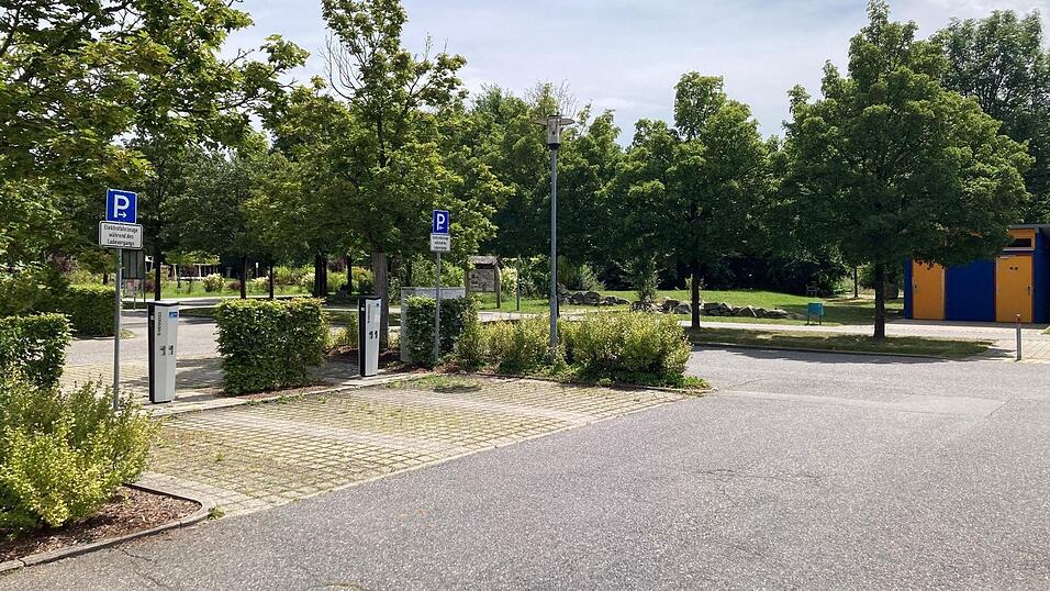 Zwei Ladesäulen gibt es an Quadfeldmühle bereits. Nun sind weitere vier geplant und an der Seite eine WC-Anlage sowie ein Snackautomat. Zwei Ladesäulen gibt es an Quadfeldmühle bereits. Nun sind weitere vier geplant und an der Seite eine WC-Anlage sowie ein Snackautomat.