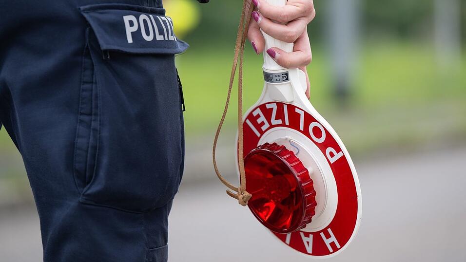 Bis Silvester ist es noch etwas hin - doch Bundespolizisten haben bereits ein Paket mit illegalen Böllern entdeckt. (Archivbild)