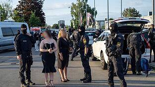 Die Polizei hat Erkenntnisse, dass auf der Veranstaltung Menschen Waffen dabeihaben.