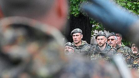 Wer von „Kriegstüchtigkeit“ spricht, bleibt meist am Schreibtisch. Soldaten stehen währenddessen an der Front. Wer von „Kriegstüchtigkeit“ spricht, bleibt meist am Schreibtisch. Soldaten stehen währenddessen an der Front.