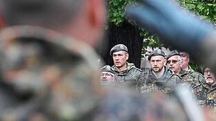 Wer von „Kriegstüchtigkeit“ spricht, bleibt meist am Schreibtisch. Soldaten stehen währenddessen an der Front.