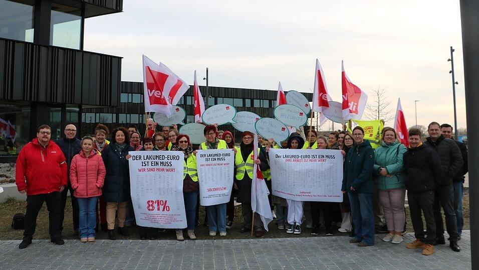 Beschäftigte der Servicegesellschaften von Lakumed und Klinikum Landshut mit Vertretern von Verdi und Kommunalpolitikern Beschäftigte der Servicegesellschaften von Lakumed und Klinikum Landshut mit Vertretern von Verdi und Kommunalpolitikern