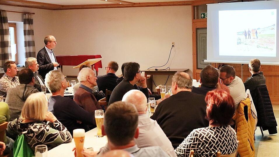 B&uuml;rgermeister Martin Hiergeist (stehend) informierte die B&uuml;rger.