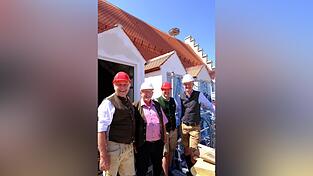 Spitzentreffen von Bürgermeistern am Rathausdach in Helmen, die Stadtfarben und österreichische Farben symbolisieren, mit Welser Horst im Hintergrund (v.l.): Bürgermeister Dr. Albert Solleder, Bürgermeister Werner Schäfer, Dr. Andreas Rabl, Bürgermeister von Wels, und Oberbürgermeister Markus Pannermayr.