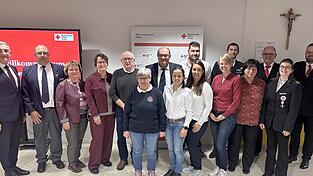 Die Geehrten mit Landrat Dr. Ronny Raith, BRK-Kreisgeschäftsführer Franz Lobmeier und den Bereitschaftsvorsitzenden Die Geehrten mit Landrat Dr. Ronny Raith, BRK-Kreisgeschäftsführer Franz Lobmeier und den Bereitschaftsvorsitzenden