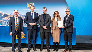 Einen von insgesamt f&uuml;nf F&ouml;rderbescheiden &uuml;berreichte Bundesverkehrsminister Patrick Schnieder (2. v. l.) an die Professoren Aida Anetsberger und Tim R&ouml;diger (r.) von der Hochschule Landshut. Mit dabei waren Bayerns Ministerpr&auml;sident Markus S&ouml;der (M.) und sein Wirtschaftsminister Hubert Aiwanger.
