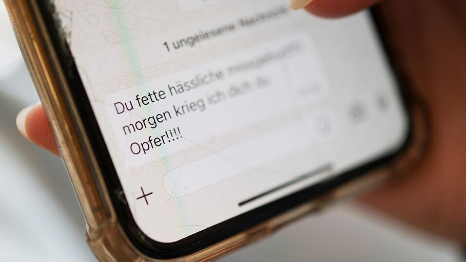 Vor allem Frauen und junge Menschen sind von Cybermobbing und Cyberstalking betroffen. (Symbolbild)