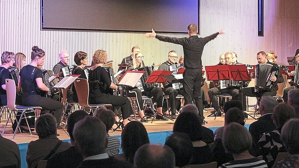 Das Orchester unter der Leitung von Alexander Kuralionok im vollbesetzten Veldener B&uuml;rgersaal.