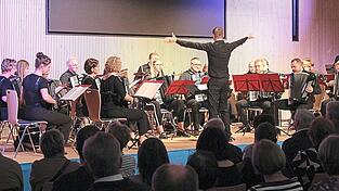 Das Orchester unter der Leitung von Alexander Kuralionok im vollbesetzten Veldener B&uuml;rgersaal.