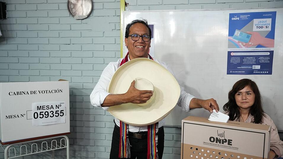 Roberto Sánchez war früher Außenhandels- und Tourismusminister. Roberto Sánchez war früher Außenhandels- und Tourismusminister.