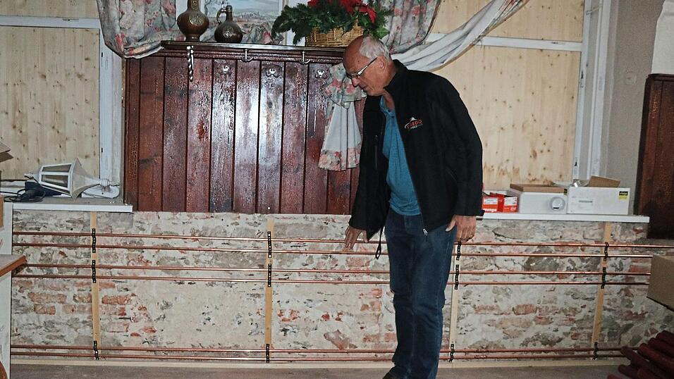 'Einfach genial': Ein spezielles System zur Wandtemperierung, das die Firma Großeschmidt entwickelt hat, wendet Sepp Karl nun bei der Sanierung des Schwanenwirts und damit erstmals auch in einem Altbau an. 'Einfach genial': Ein spezielles System zur Wandtemperierung, das die Firma Großeschmidt entwickelt hat, wendet Sepp Karl nun bei der Sanierung des Schwanenwirts und damit erstmals auch in einem Altbau an.