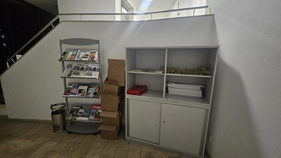 Im Rathaus könne man sich die Wand im Erdgeschoss beim Bürgerbüro für die die archäologischen Funde vorstellen, die Regale mit Broschüren und gelben Säcken müssten dann an eine andere Stelle ausweichen. Foto: Im Rathaus könne man sich die Wand im Erdgeschoss beim Bürgerbüro für die die archäologischen Funde vorstellen, die Regale mit Broschüren und gelben Säcken müssten dann an eine andere Stelle ausweichen. Foto: