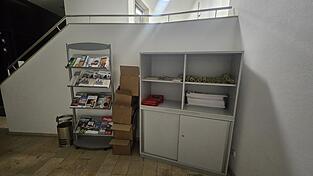 Im Rathaus könne man sich die Wand im Erdgeschoss beim Bürgerbüro für die die archäologischen Funde vorstellen, die Regale mit Broschüren und gelben Säcken müssten dann an eine andere Stelle ausweichen. Foto: