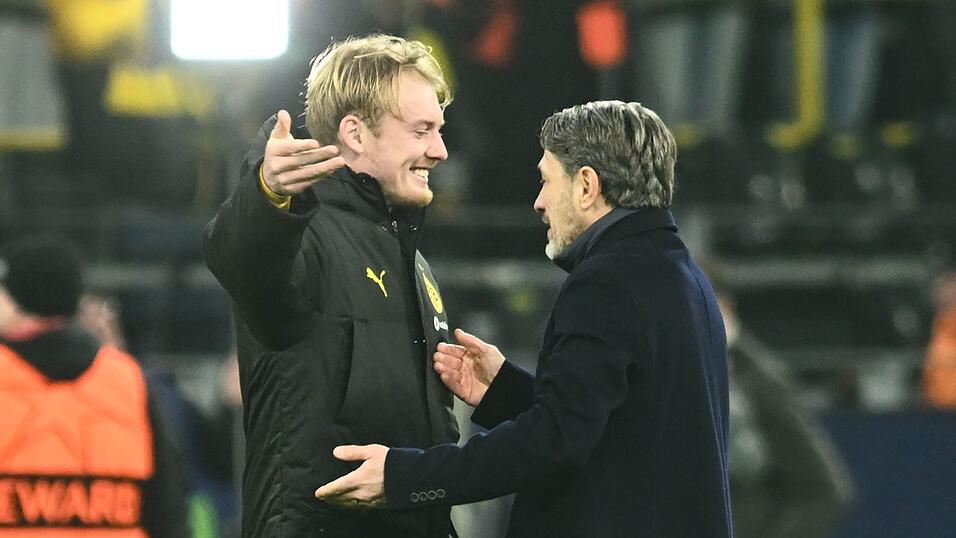 Erlösung nach drei sieglosen Dortmunder Spielen am Stück: BVB-Trainer Niko Kovac (r) umarmt Julian Brandt.