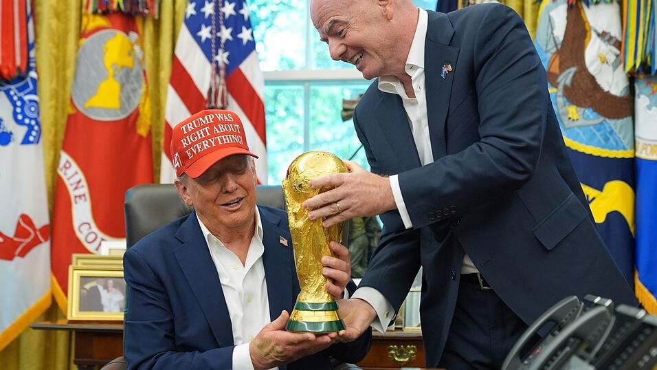 Donald Trump (l) und Gianni Infantino verstehen sich bestens. (Archivbild)