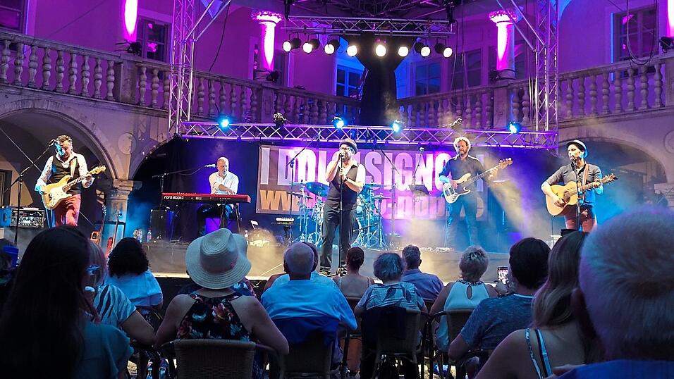 Aufheizen mussten die 'I Dolci Signori' an diesem warmen Sommerabend beim Palazzo-Festival nicht. Aber sie sorgten f&uuml;r gute Laune und beschwingte Stimmung.